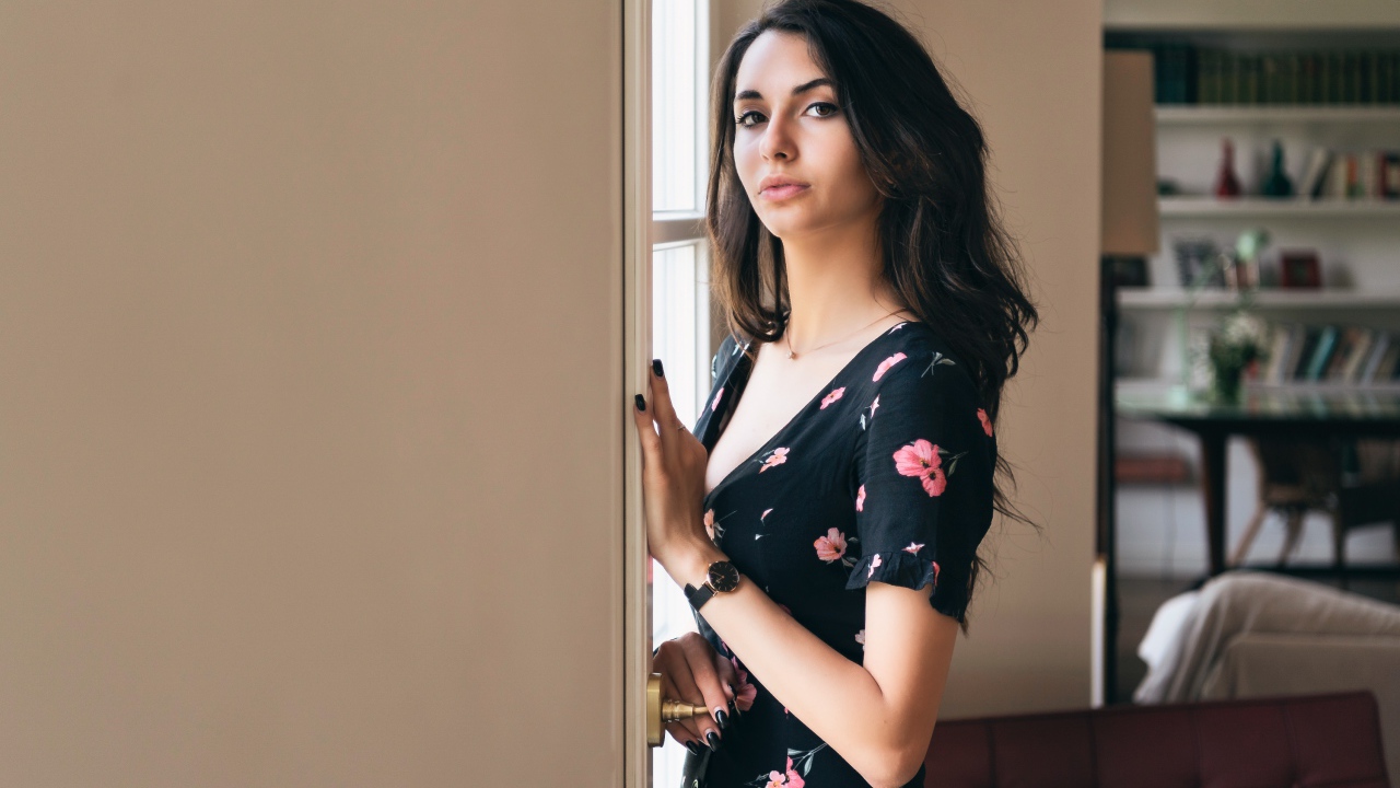 Нежная девушка в платье у окна 