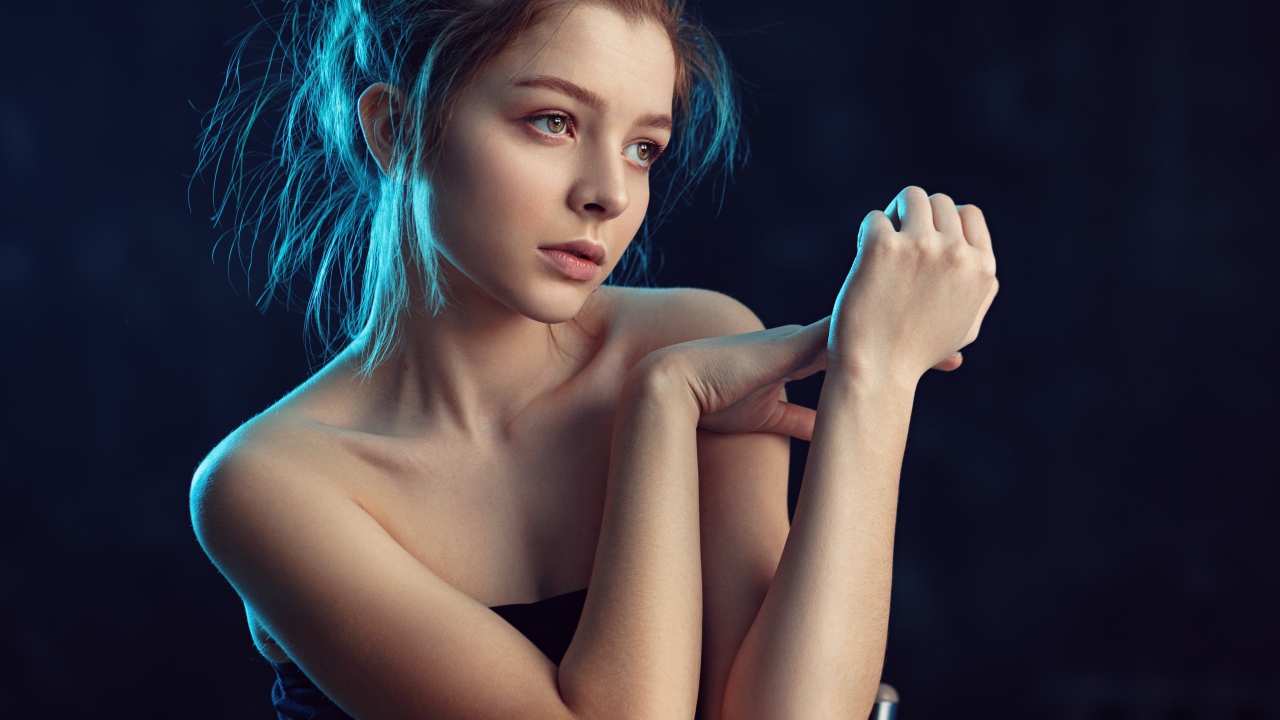 Нежная задумчивая грустная девушка 