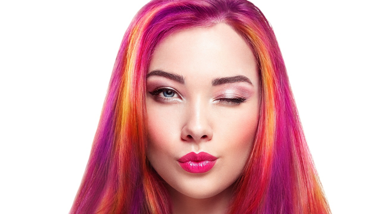 Девушка с розовыми волосами подмигивает глазом