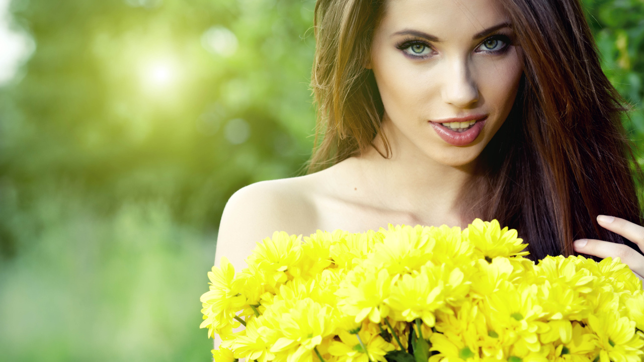 Молодая красивая девушка с букетом желтых хризантем