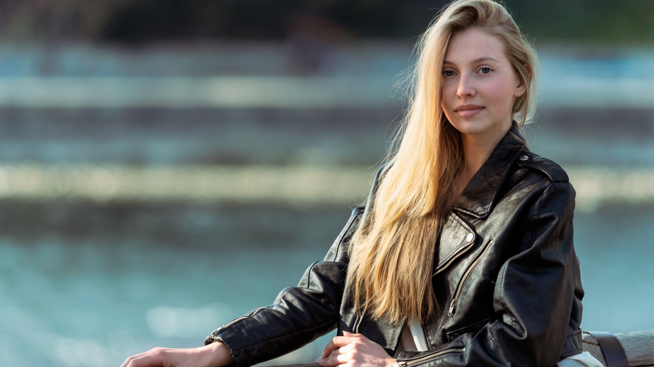 Молодая девушка в черной кожаной куртке 