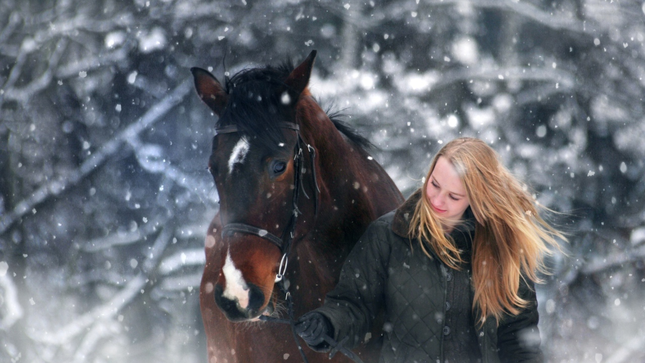 Молодая девушка с конем зимой 