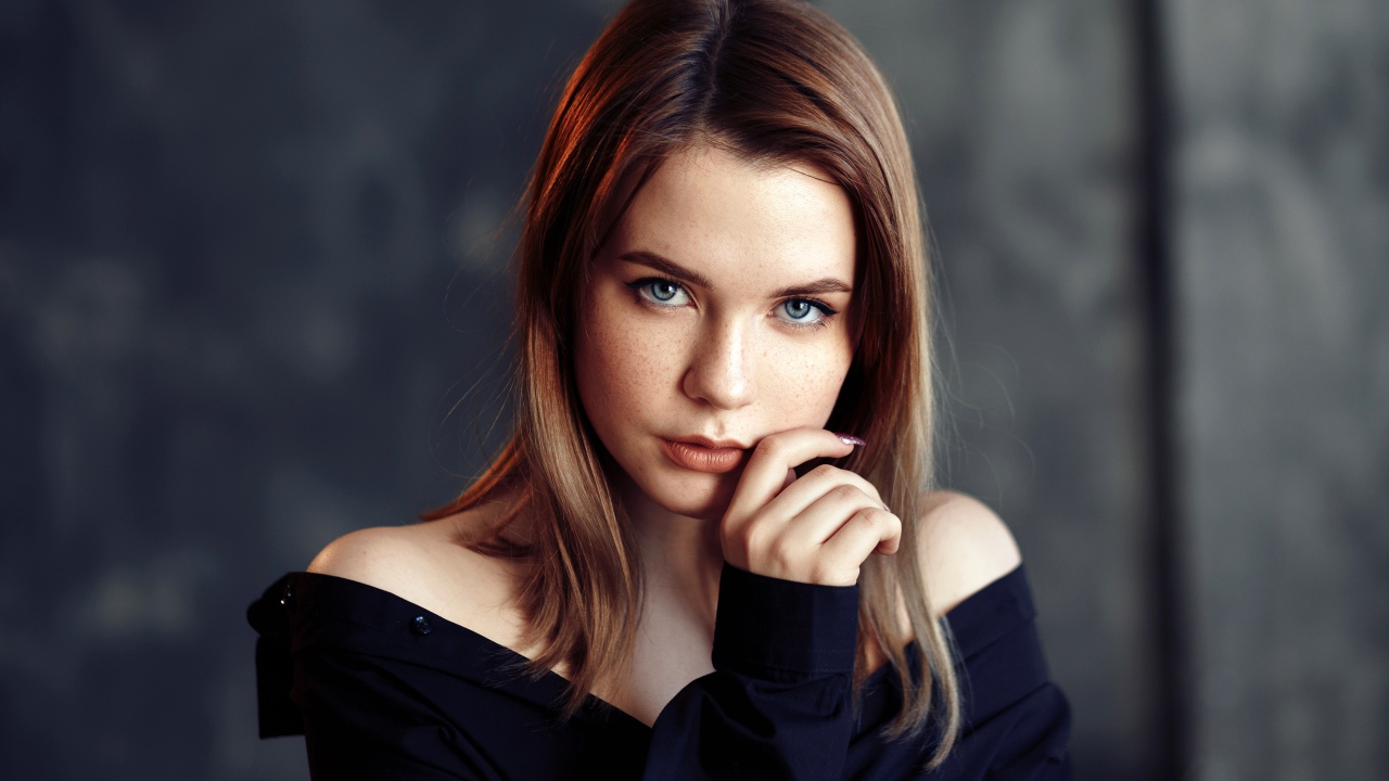 Молодая девушка с голубыми глазами в черной рубашке