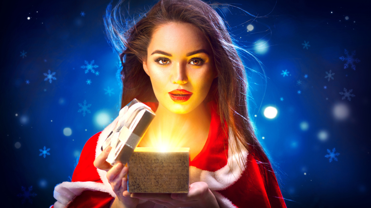 Красивая девушка открывает коробку с подарком на новый год 