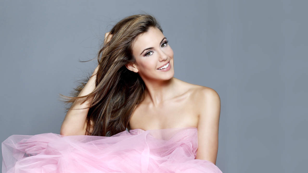 Американская модель Эрин Брэди в розом платье на сером фоне