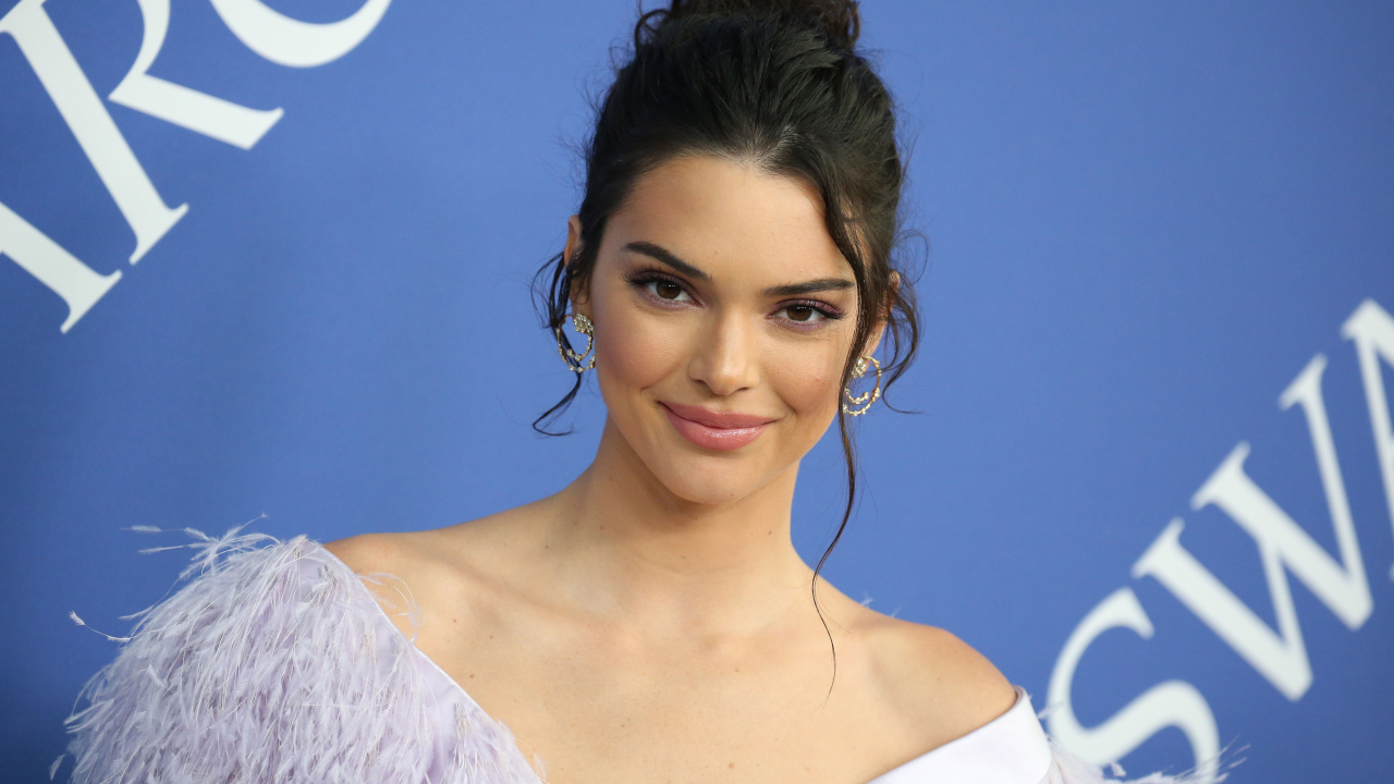 Красивая улыбающаяся модель Кендалл Дженнер 