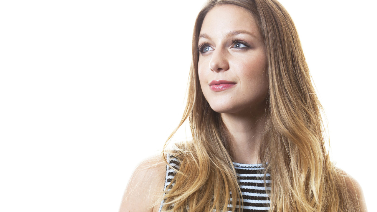 Милая девушка, американская модель Мелисса Бенойст на белом фоне