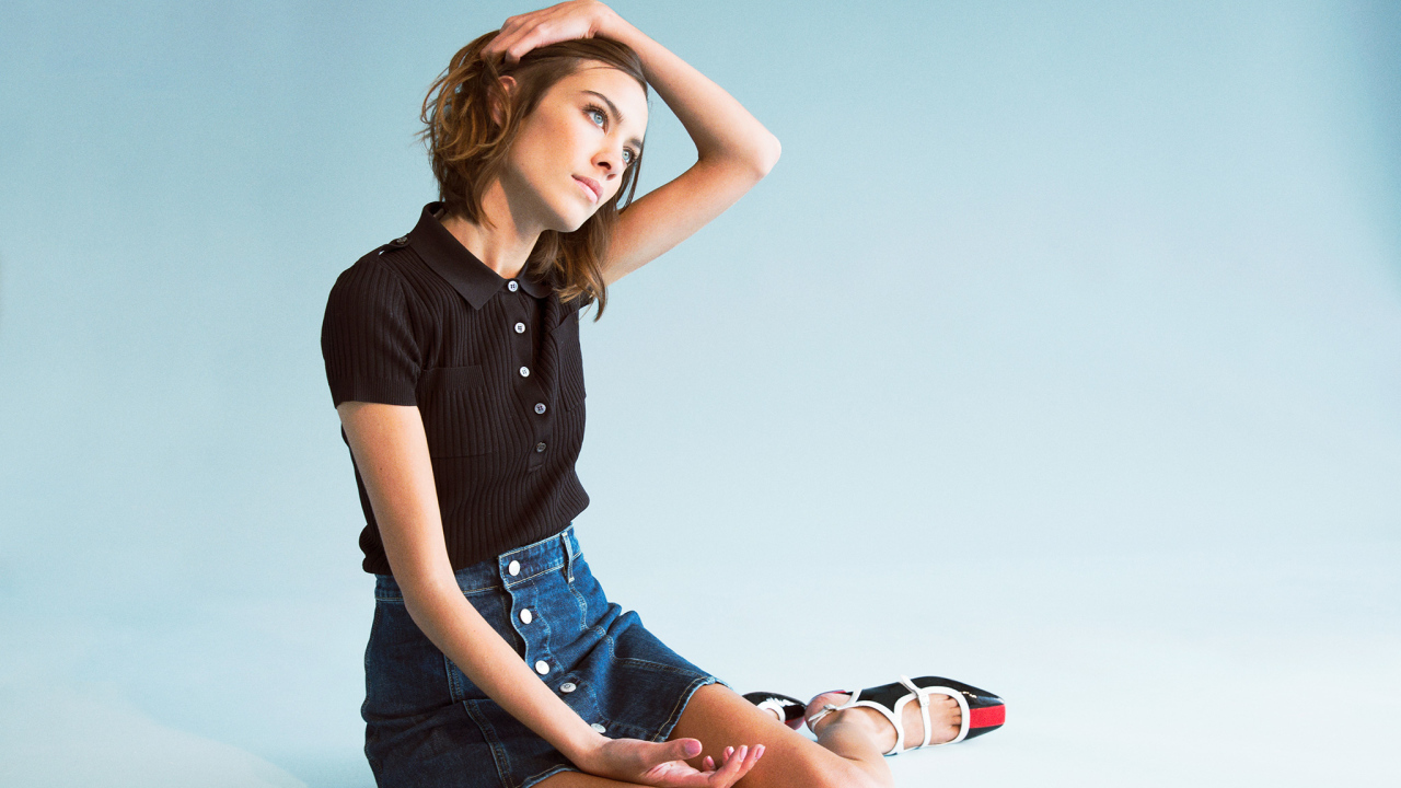 Модель Алекса Чанг сидит на голубом фоне