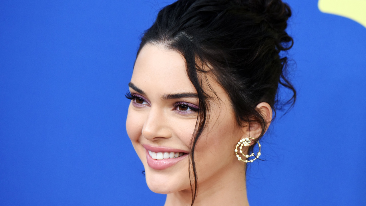 Улыбающаяся девушка модель Кендалл Дженнер 