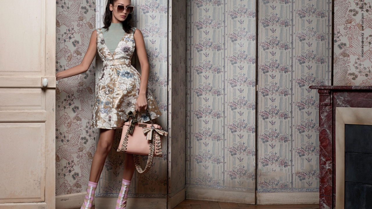 Стильная девушка модель Белла Хадид в солнечных очках