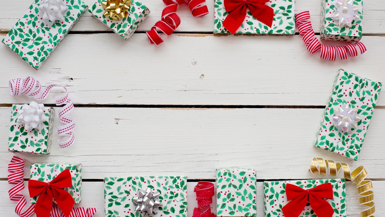 Много разных подарков с бантами на деревянном фоне, шаблон для открытки 