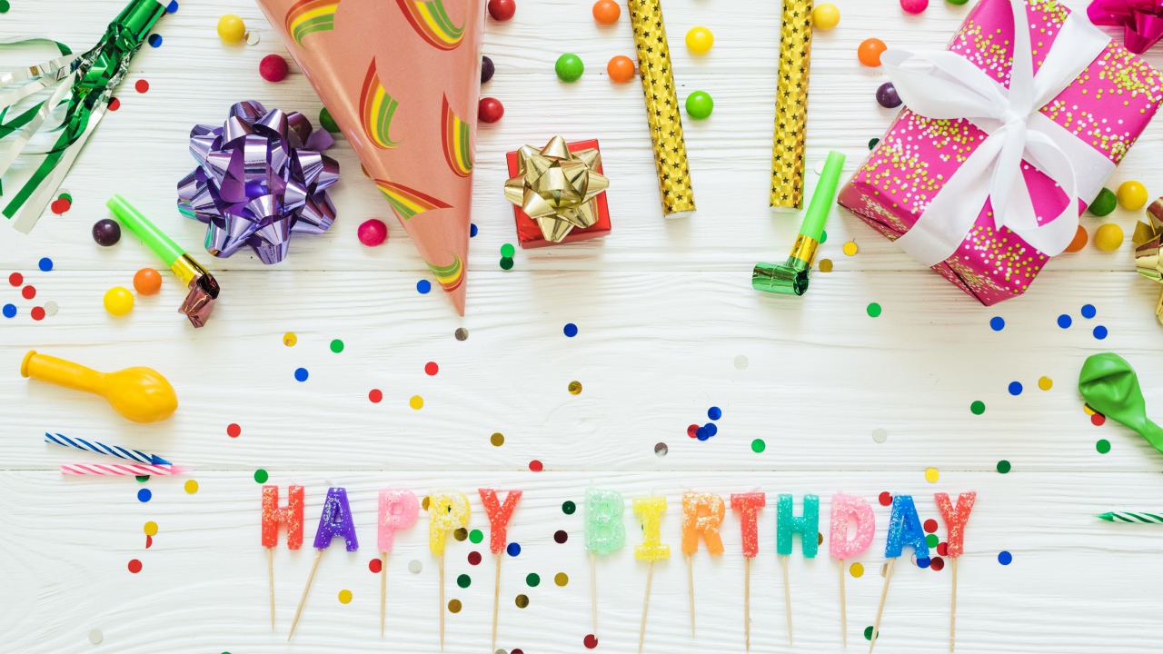 Надпись с Днем рождения на столе с подарками и украшениями