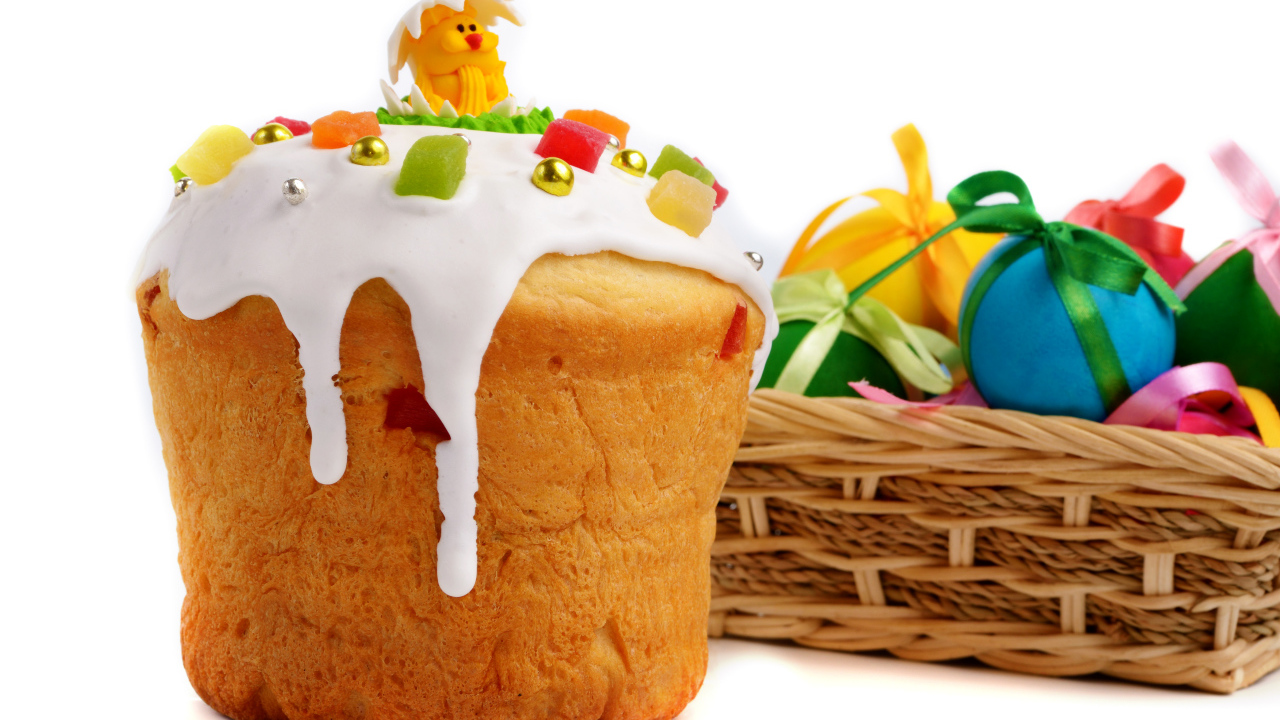 Красивый пасхальный кулич на белом фоне с корзиной крашеных яиц к празднику Пасха