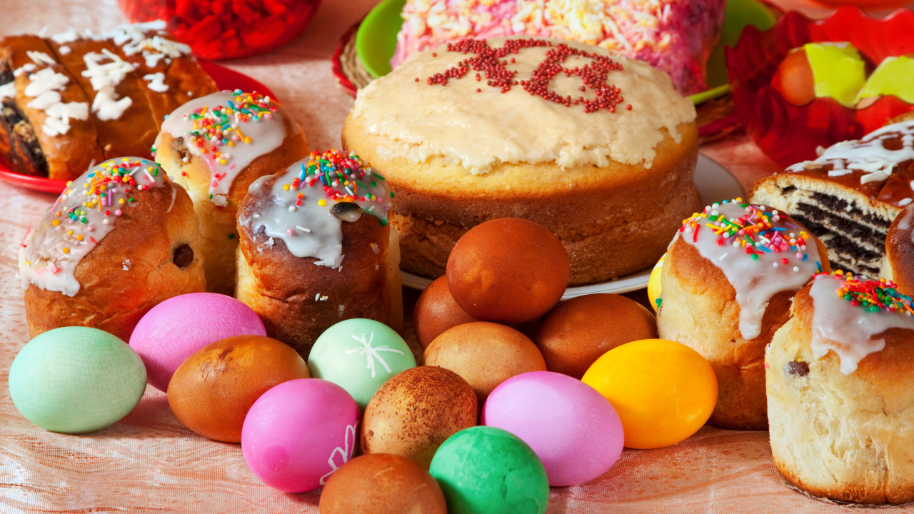 Вкусные пасхальные угощения  на столе к празднику Пасха 