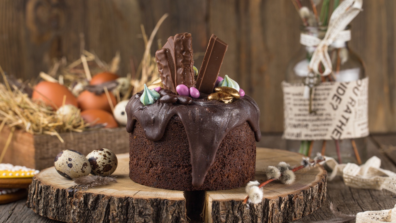 Пасхальный кулич с шоколадной глазурью и сладостями на праздник Пасха