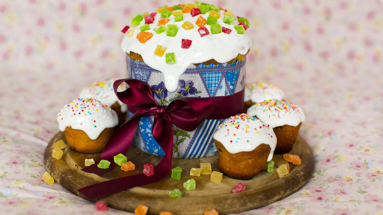 Куличи с цукатами на доске на Светлый праздник Пасха