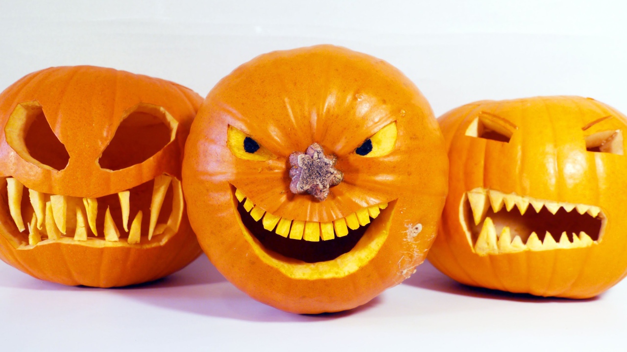 Зловещие тыквы на белом фоне на Хэллоуин 