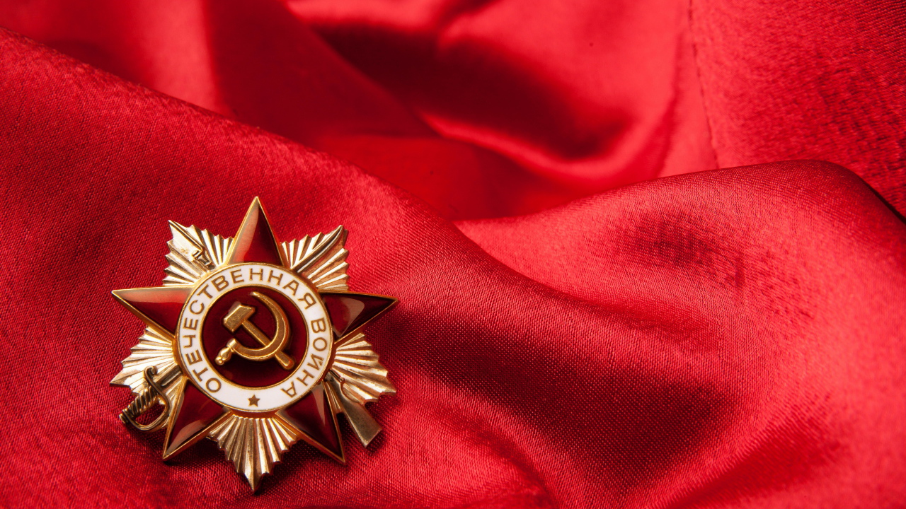 Звезда отечественной войны на красном покрывале 
