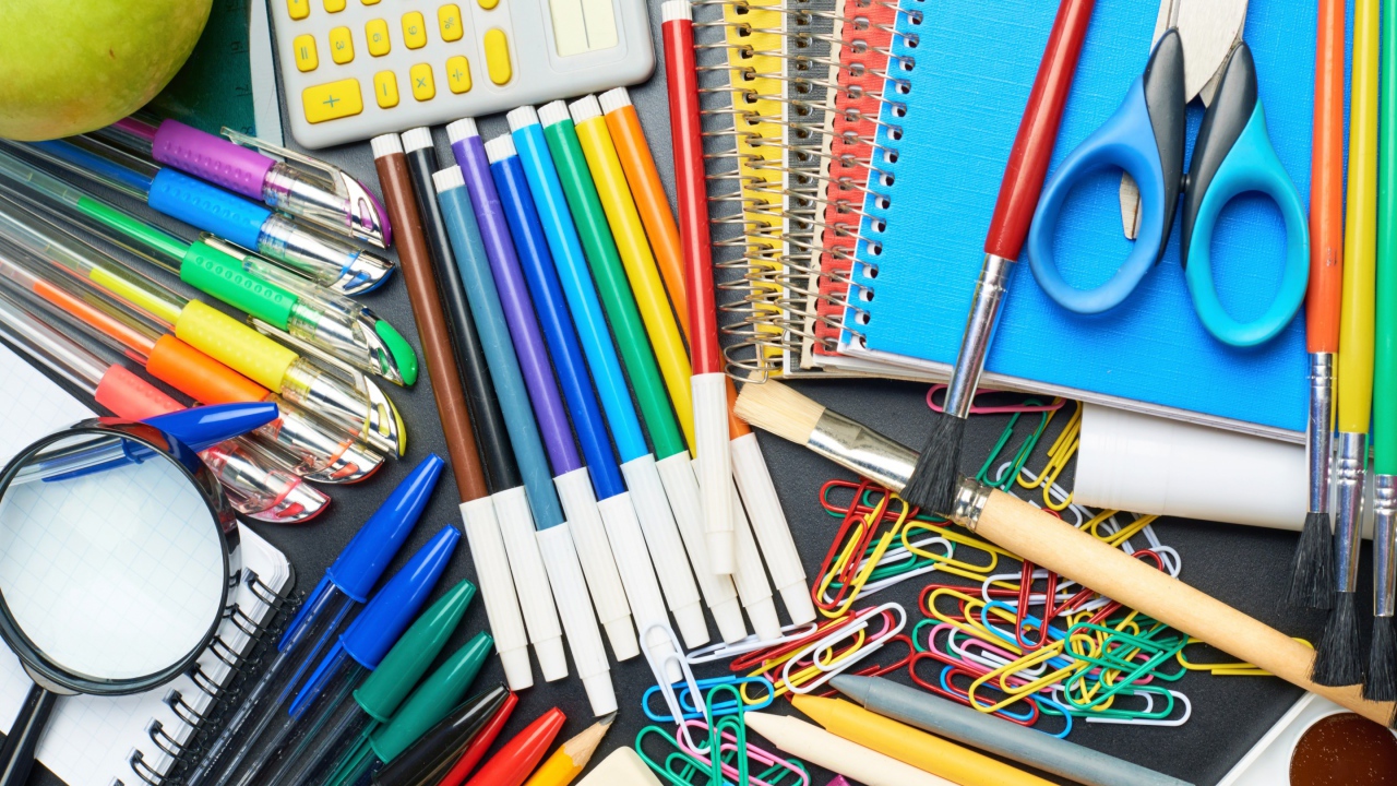 Много школьных принадлежностей на День знаний 1 сентября