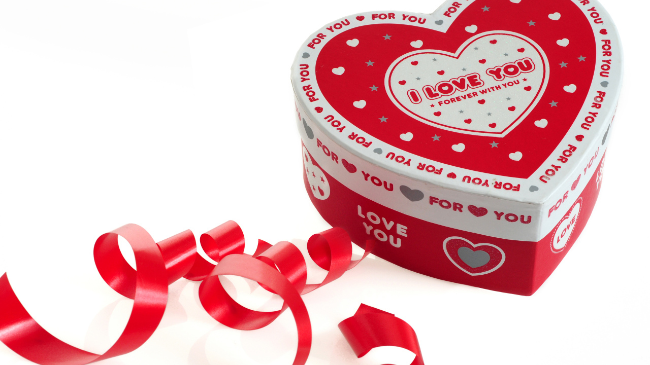 Красивая коробка в форме сердца на белом фоне с красной лентой