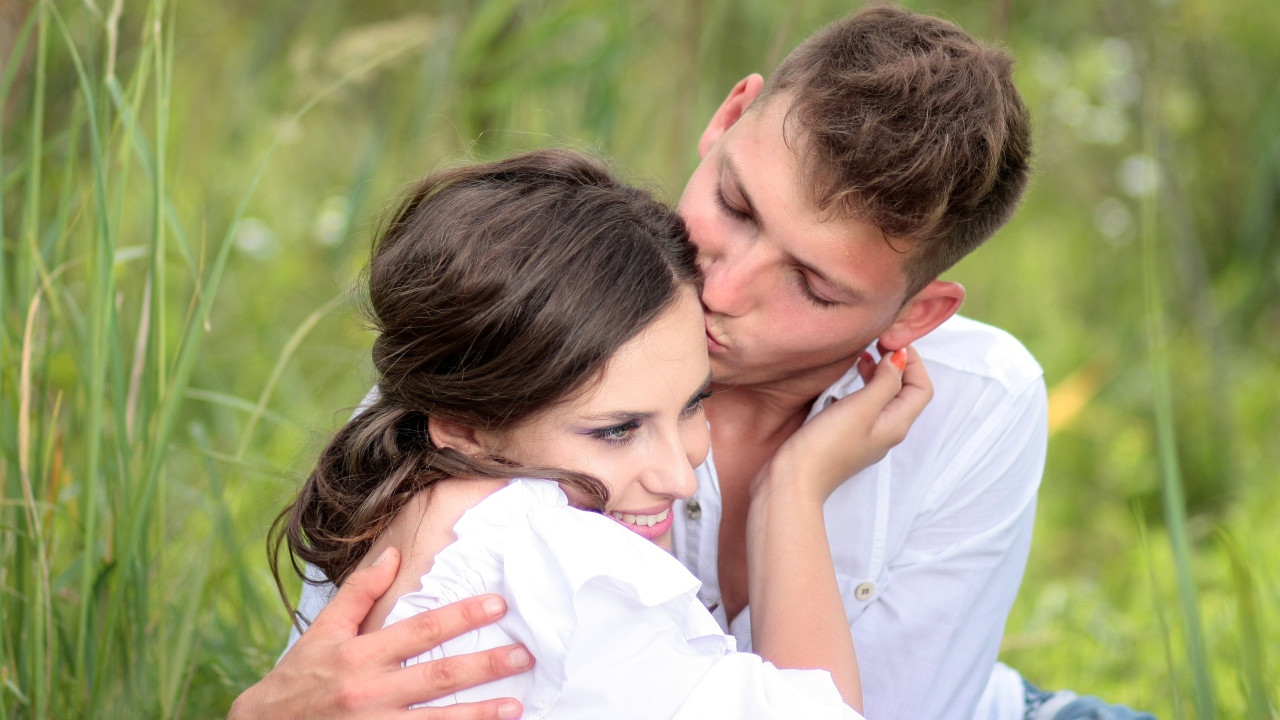 Влюбленный парень целует девушку 