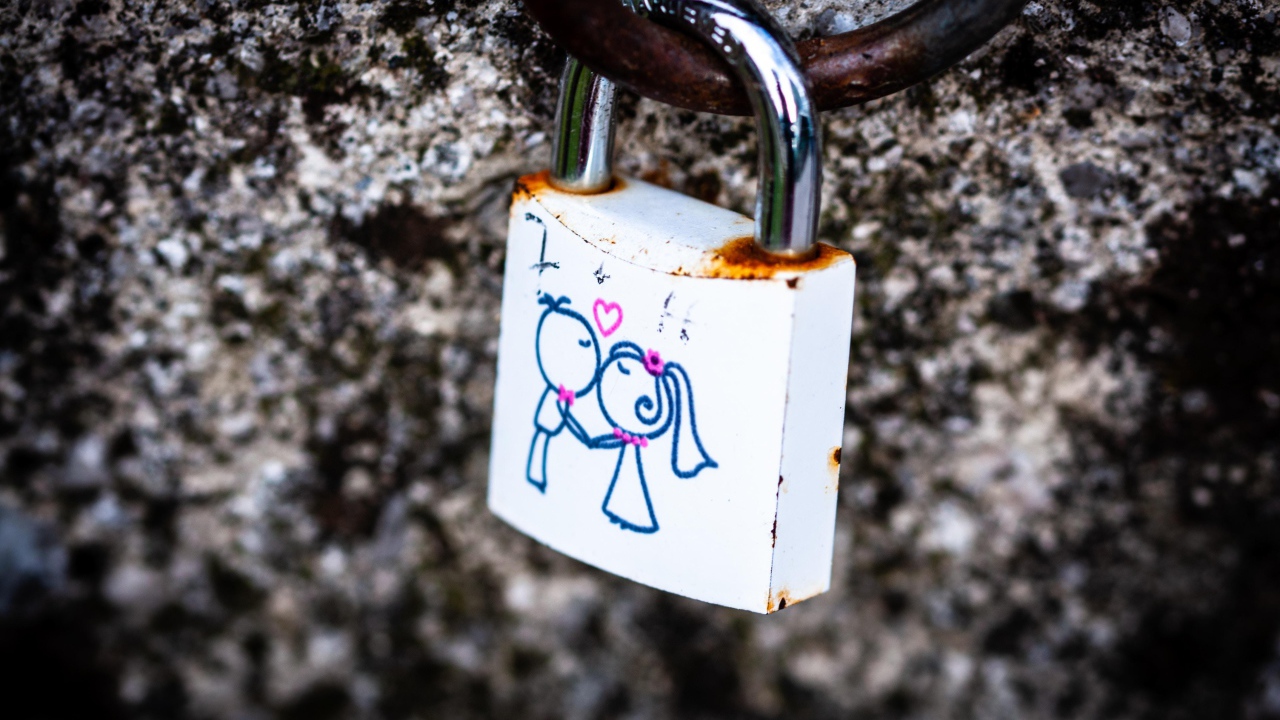 Замок влюбленных у стены 