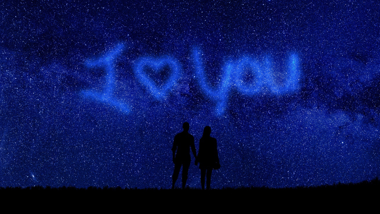 Влюбленная пара на фоне неба с надписью я тебя люблю 