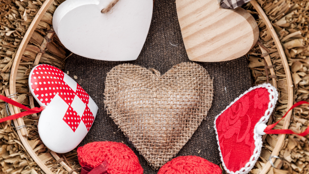 Разные сердечки в корзине крупным планом