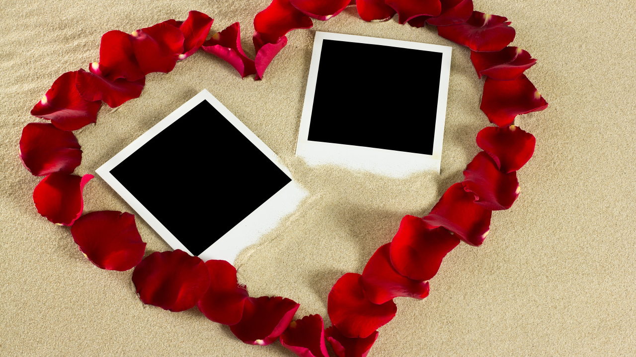 Сердце из лепестков роз на песке с шаблонами для фото 