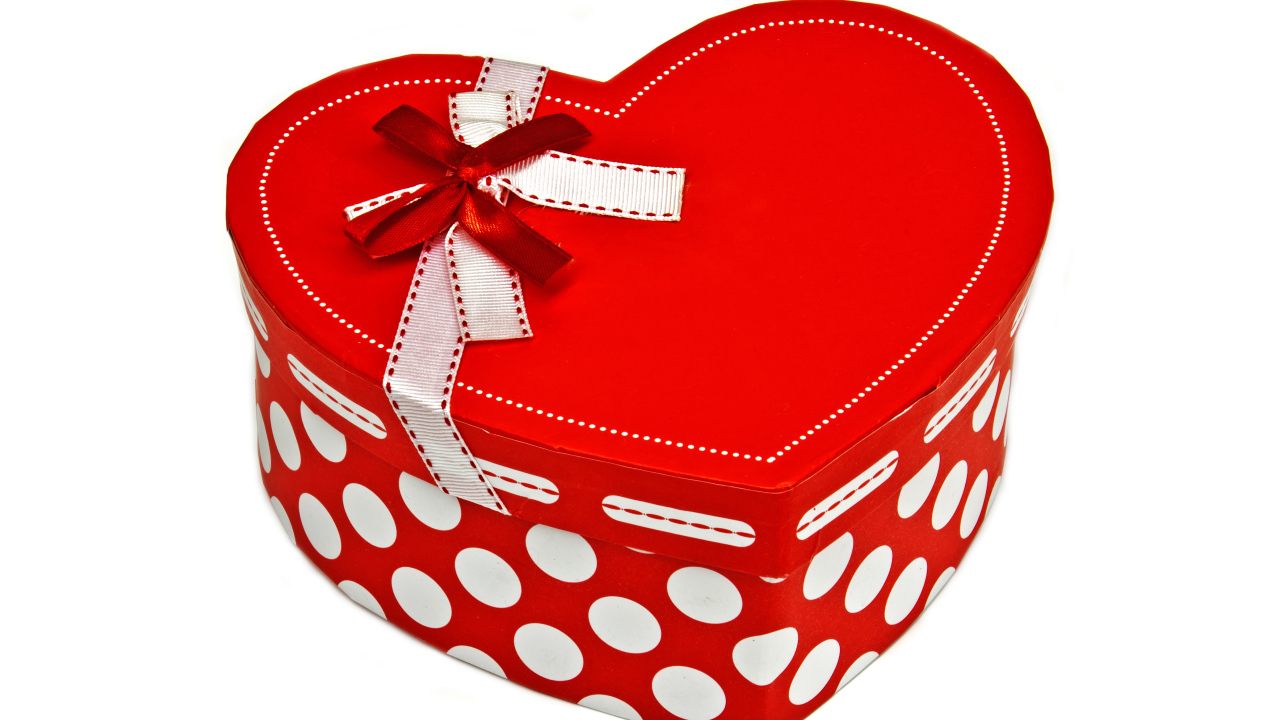 Подарочная красная коробка в форме сердца на белом фоне