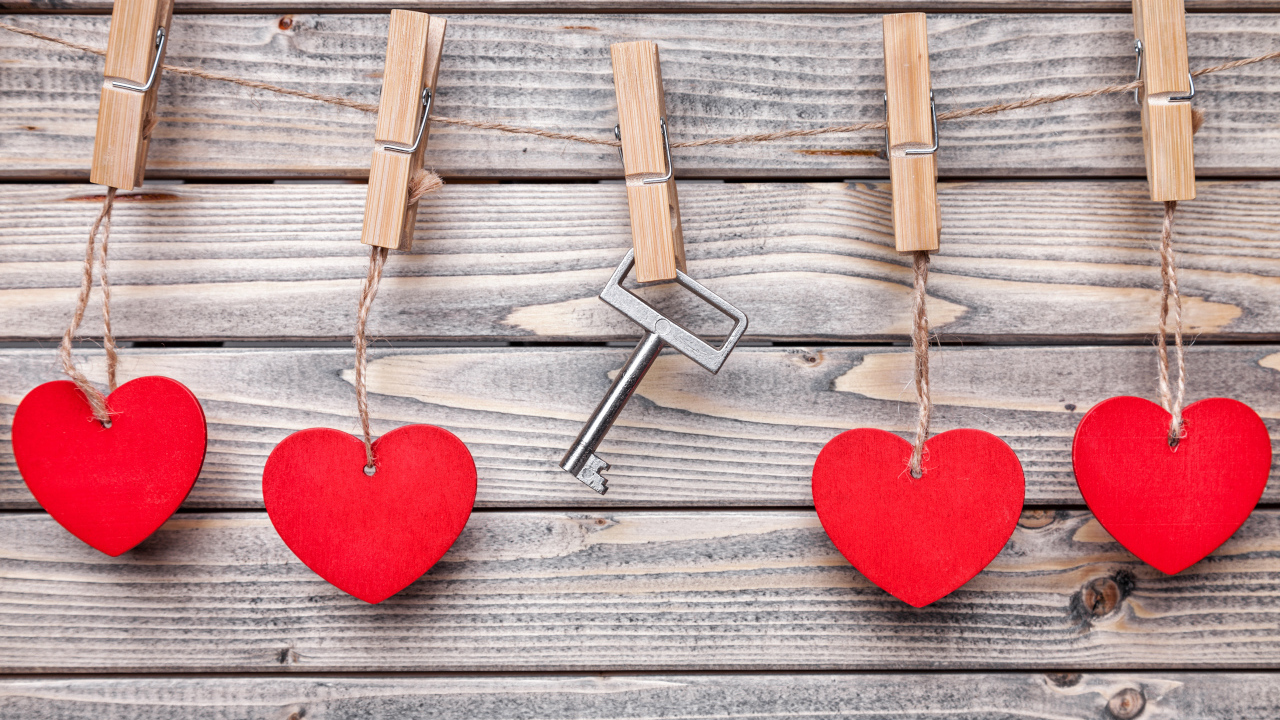 Красные сердечки на нитках на прищепках с ключом 