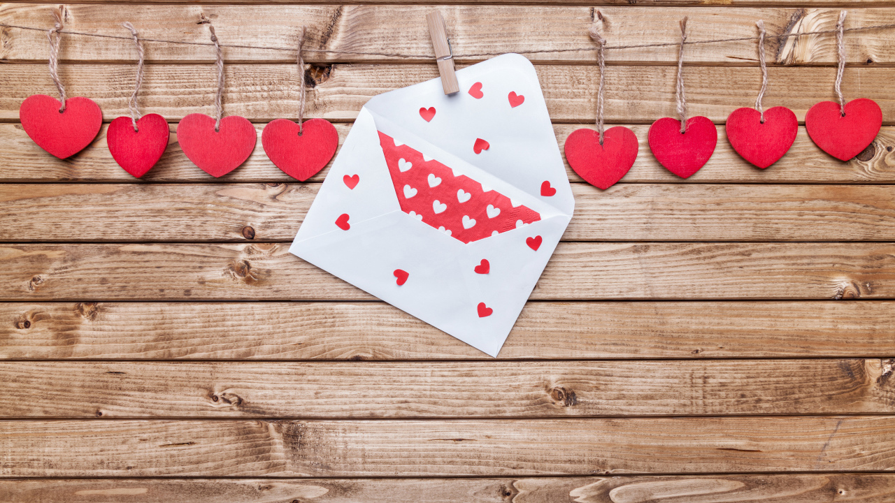 Красные деревянные сердечки на ниткам с конвертом 