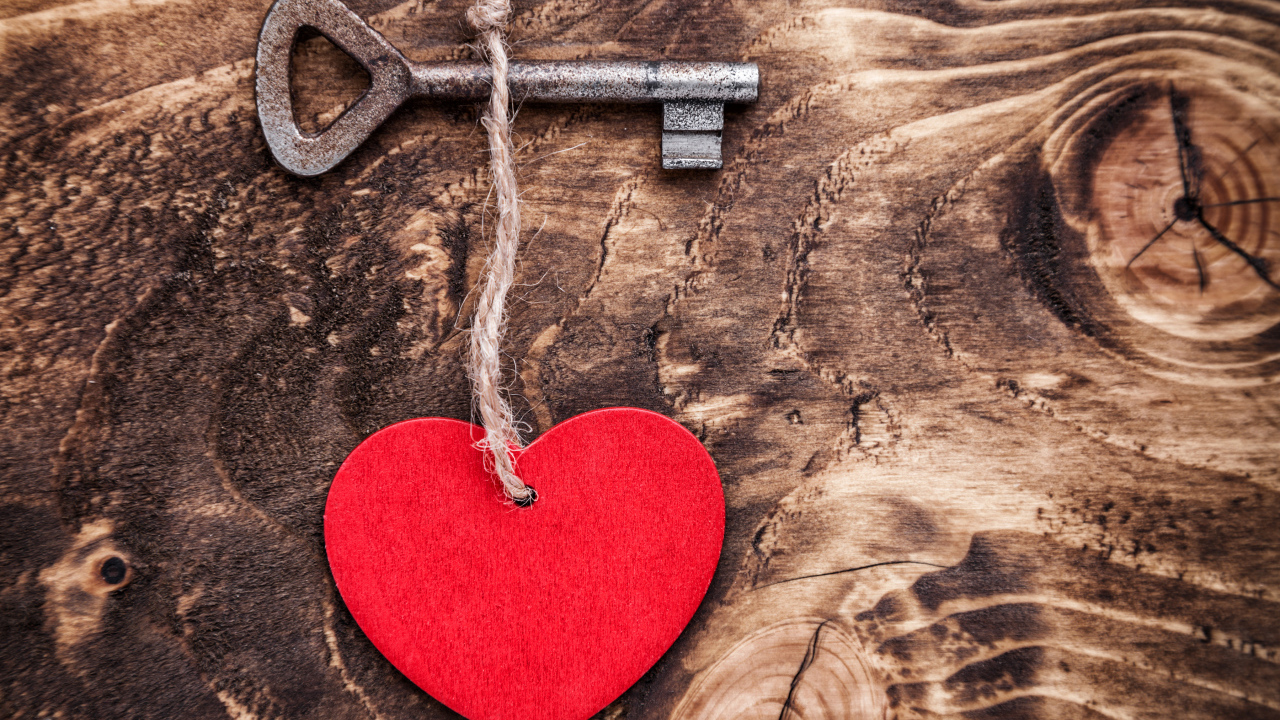 Деревянное сердце на столе с ключом 