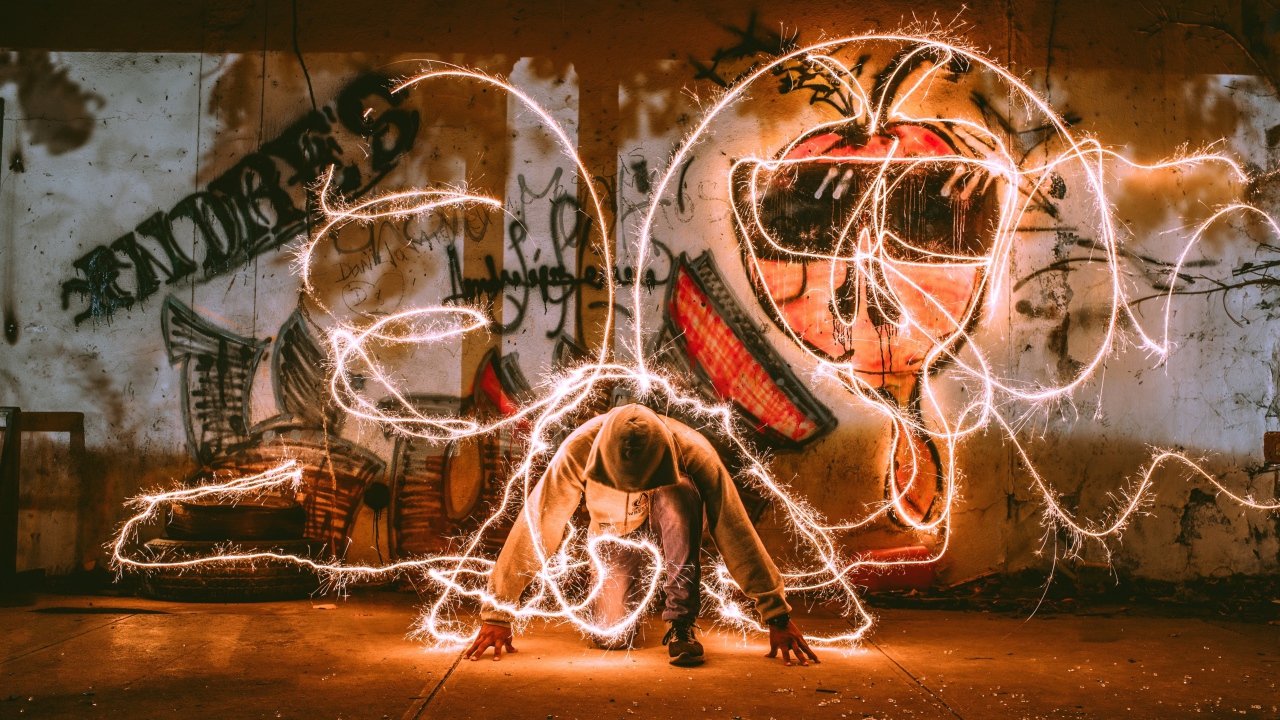 Парень в худи с искрами света