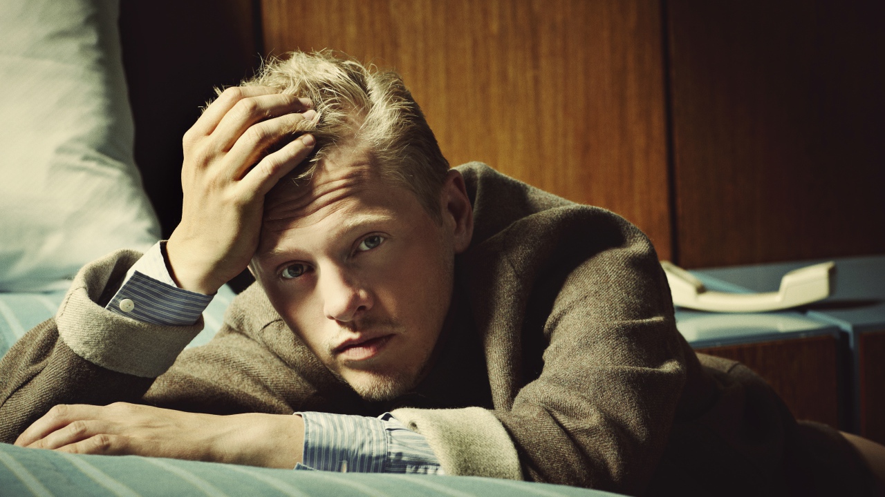 Датский актер Туре Линдхардт лежит на кровати