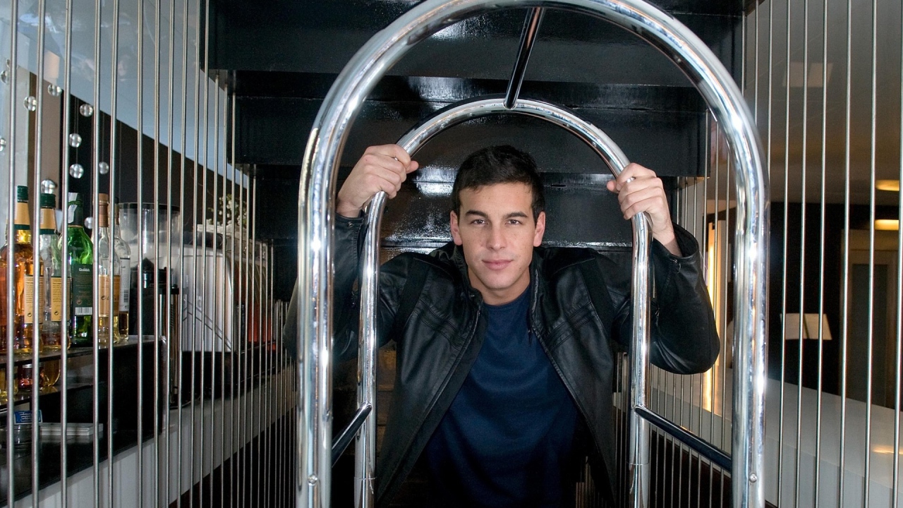 Красивый мужчина, актер Марио Касас