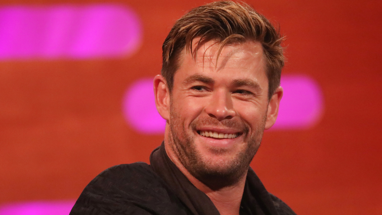 Улыбающийся мужчина актер Крис Хемсворт