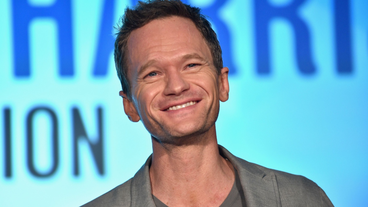 Улыбающийся мужчина актер Нил Патрик Харрис