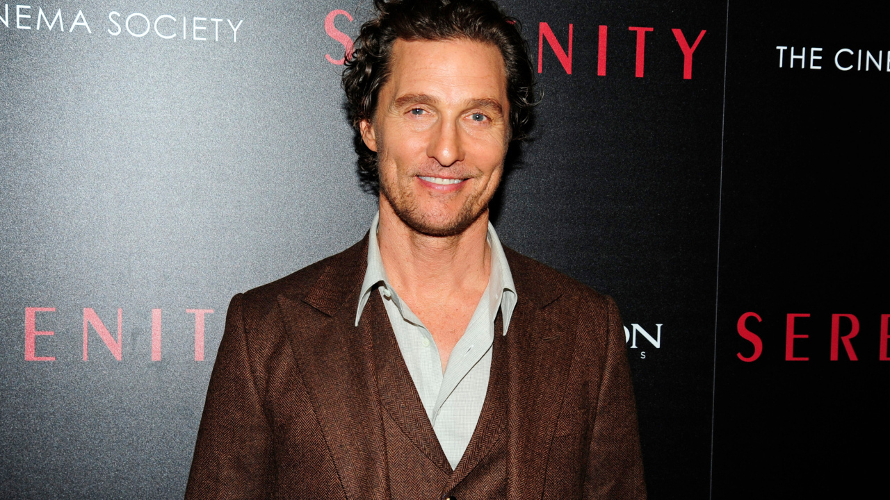 Улыбающийся стильный мужчина актер Мэттью Макконахи