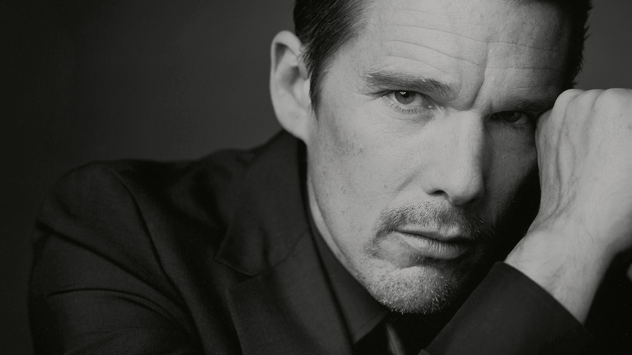 Стильный мужчина, актер Итан Хоук черно белое фото 