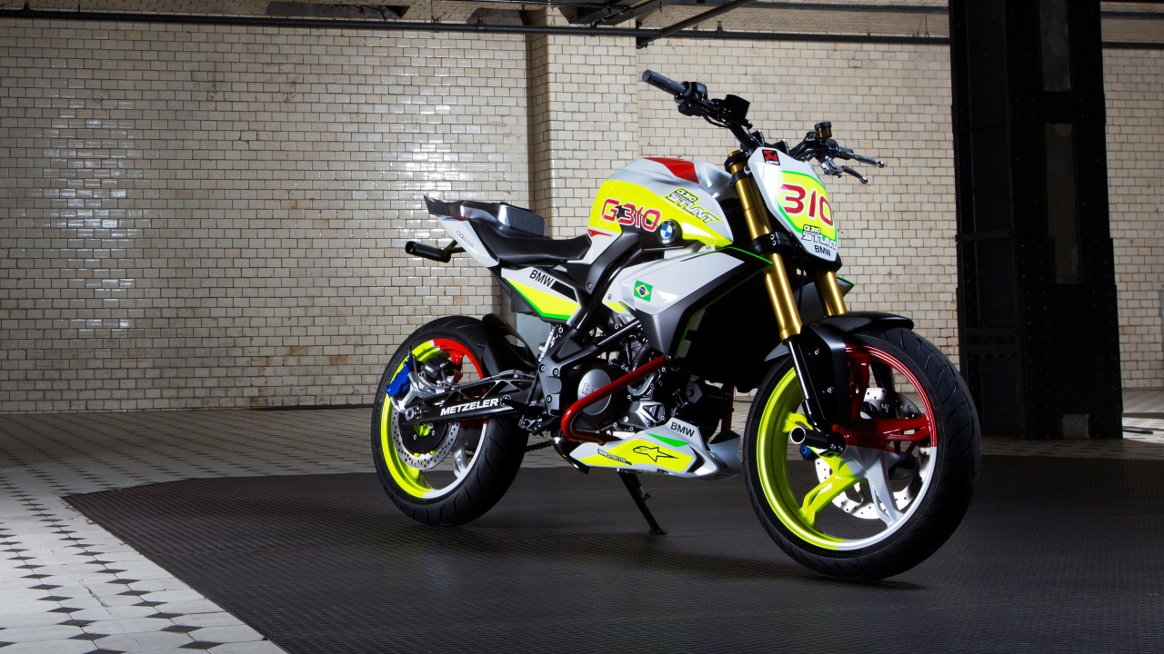 Мотоцикл BMW Concept Stunt G 310 в гараже