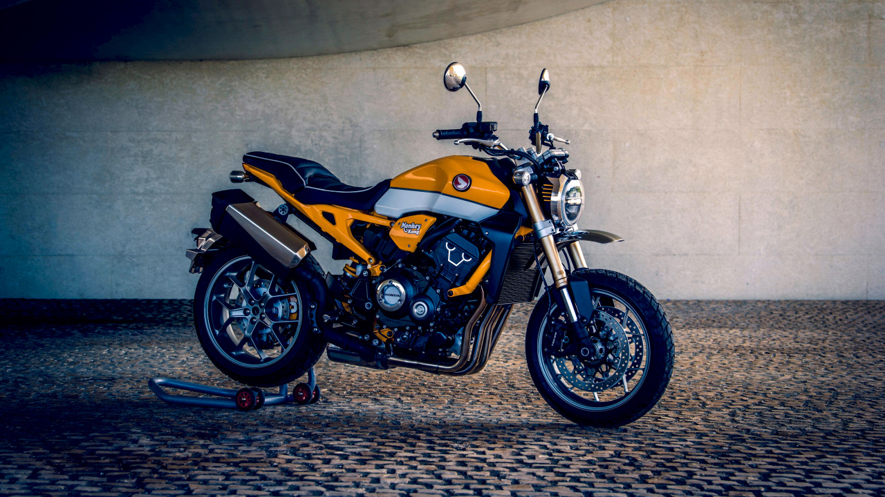 Мотоцикл Honda CB1000R Monkey Kong 2019 года у стены