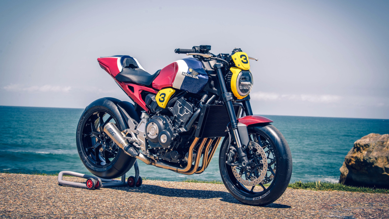 Мотоцикл  Honda CB1000R 2019 года у моря