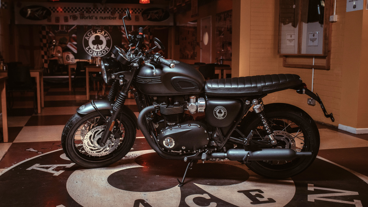 Черный мотоцикл Triumph Bonneville T120, 2019 года