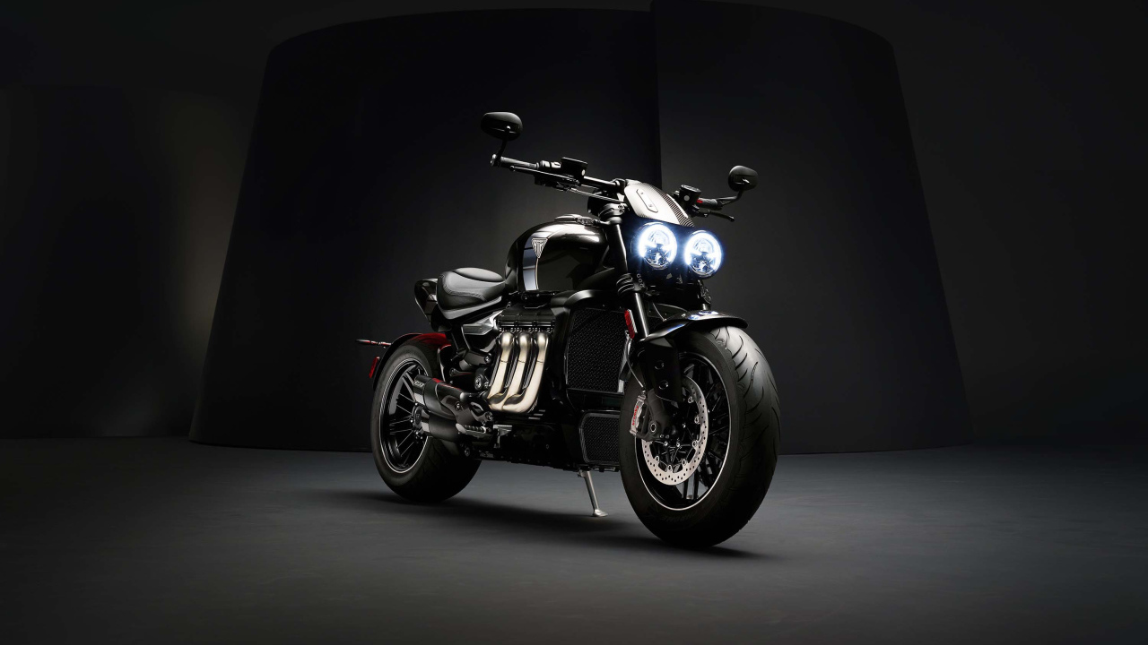 Мотоцикл Triumph Rocket 3 TFC,  2019 года с включенными фарами