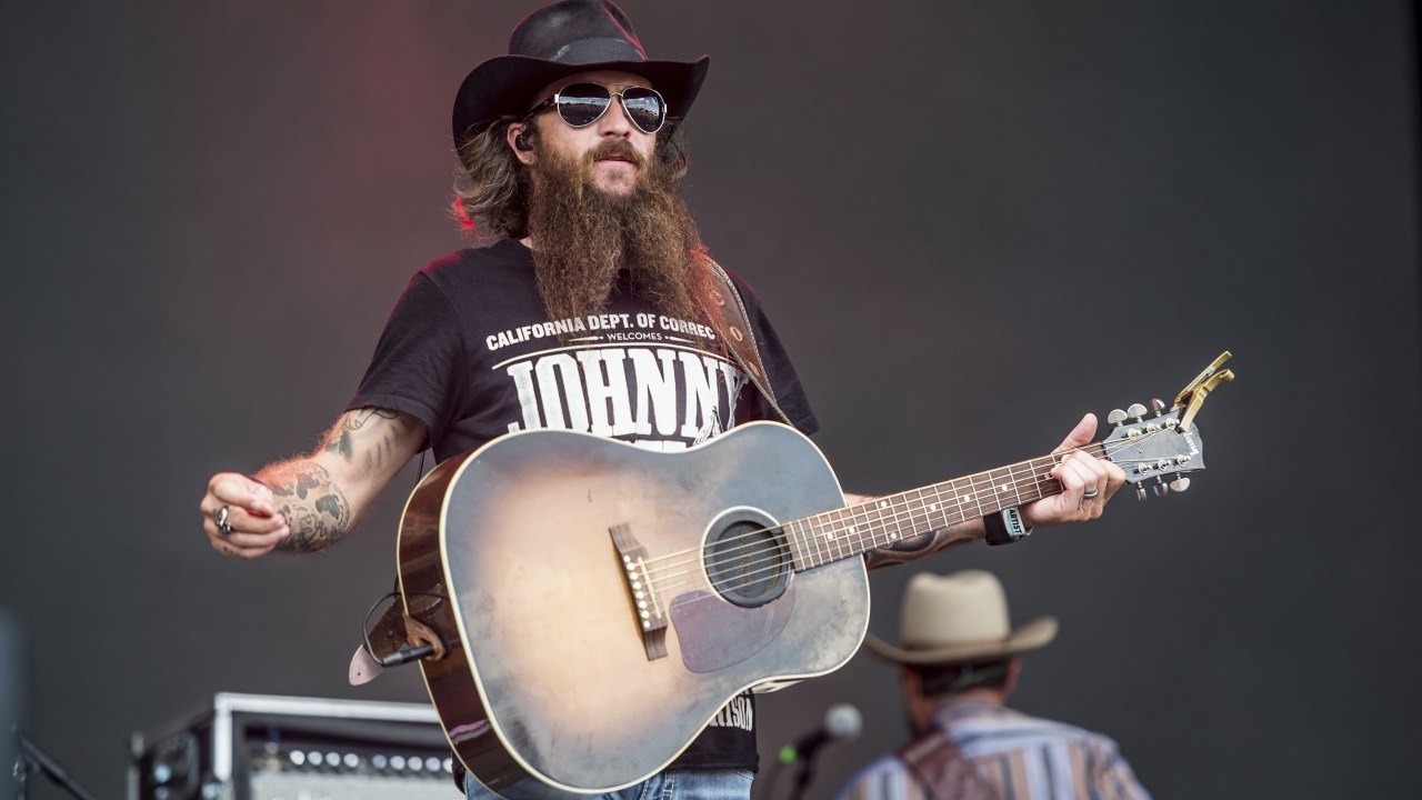 Американский певец Коди Джинкс с гитарой на сцене