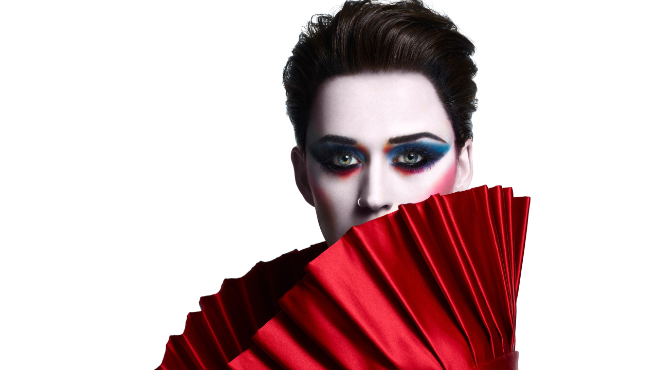 Ярка певица Кэти Перри на белом фоне