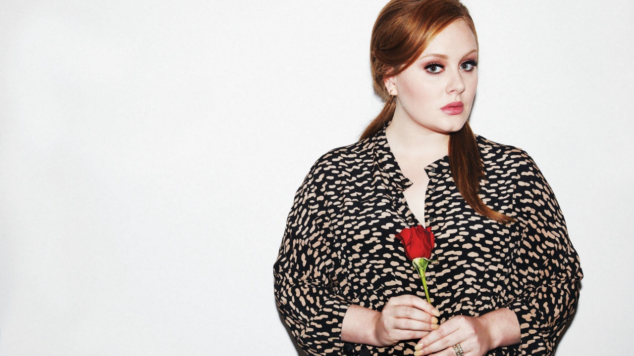 Певица Адель с красной розой в руке