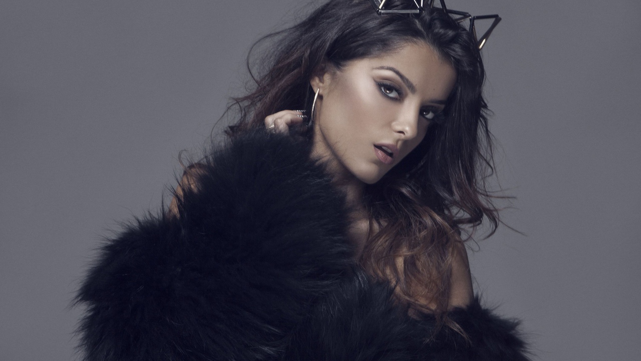 Певица Биби Рекса на сером фоне