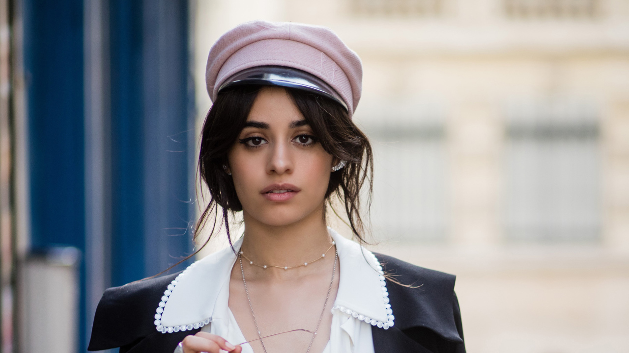 Певица Камила Кабельо в кепке